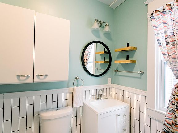 3rd image of 826 Sigsbee St SE #1