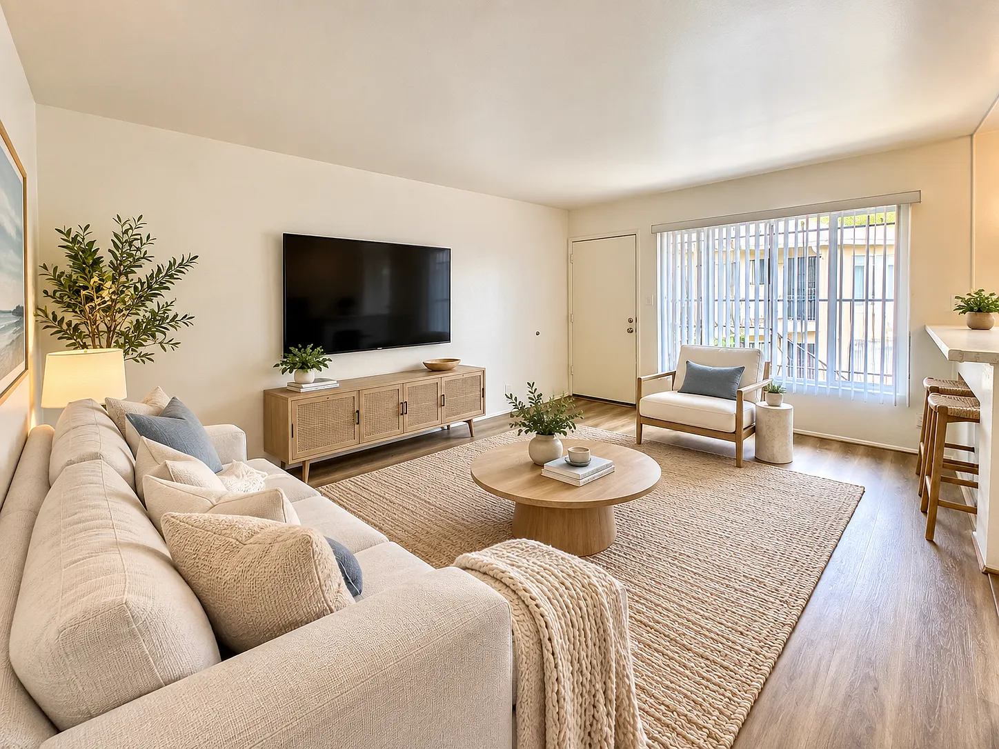 1 Bed 1 Bath Apartment For Rent in Inglewood — Photo 2