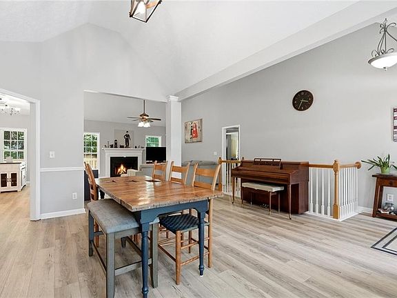 5th image of 210 Amaranth Ct
