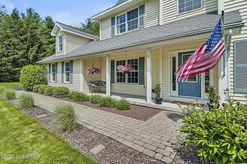 2nd image of 9 Oakline Court