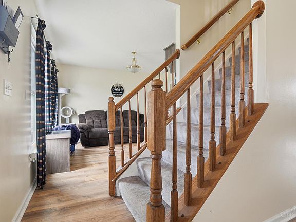 4th image of 2333 Queensway Dr