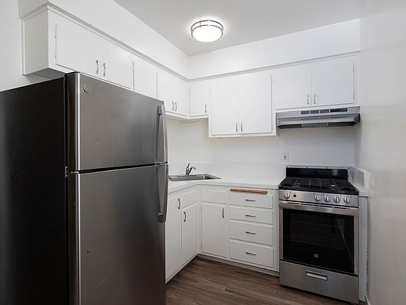 2nd image of 4960 Santa Monica Ave #4
