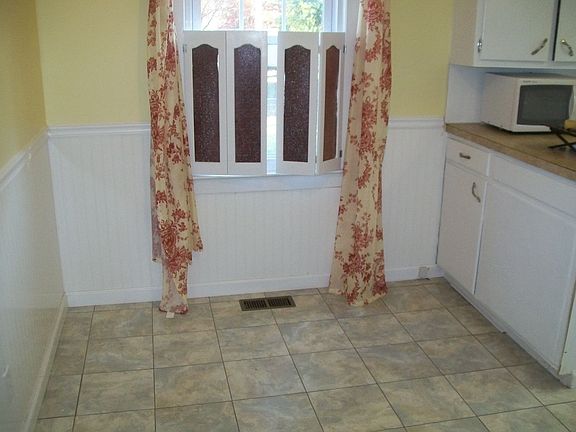 Dining Area not Staged