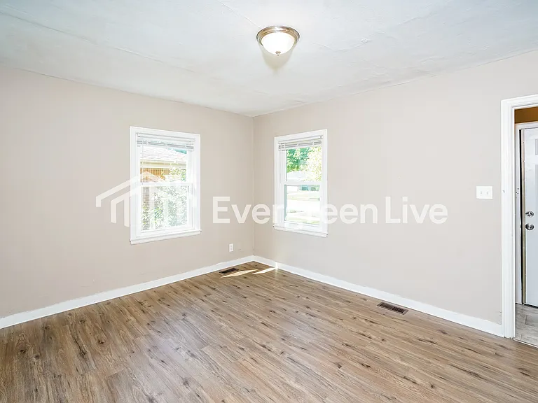 4218 N 67th St — Photo 2