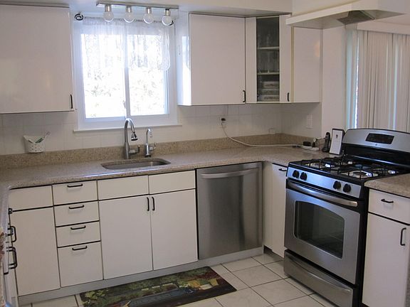 4th image of 4 Heathcote Dr