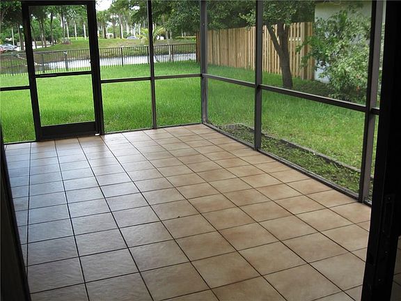 5th image of 557 Lakeside Cir