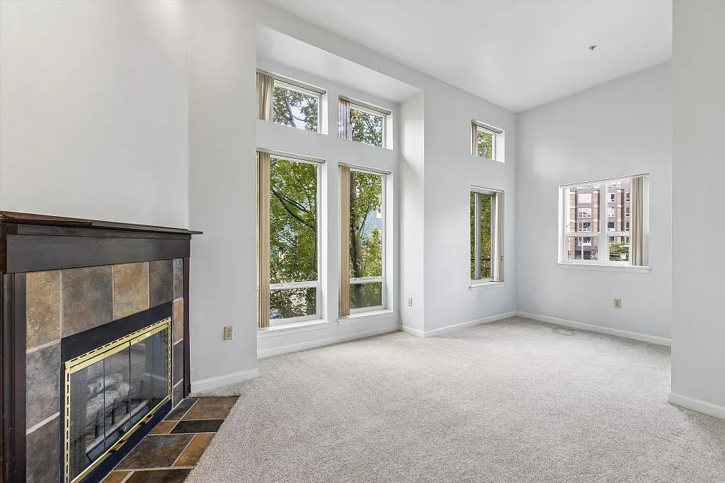 Alexandria Condominiums - 1 bedroom — Photo 1