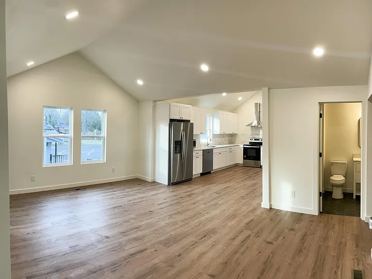 921 Howard St — Photo 6