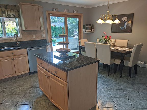 5th image of 42 Stonehurst Ln