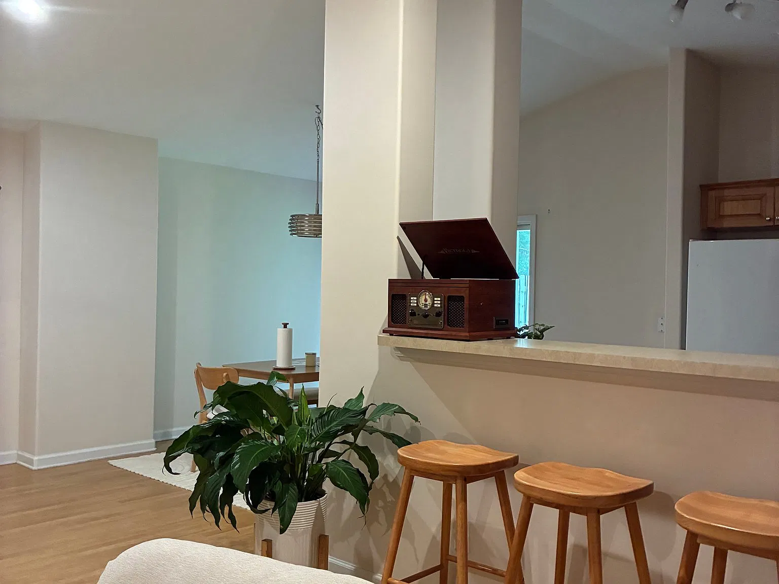 3 Beds 2 Baths - House — Photo 3