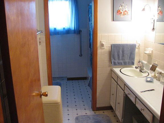 5th image of 915 E Le Fevre Ave
