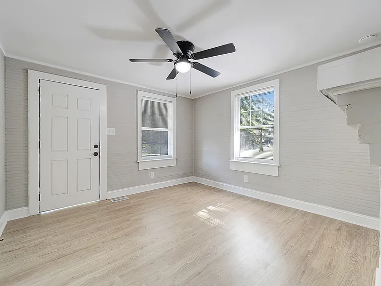 452 13th Ave NE — Photo 3