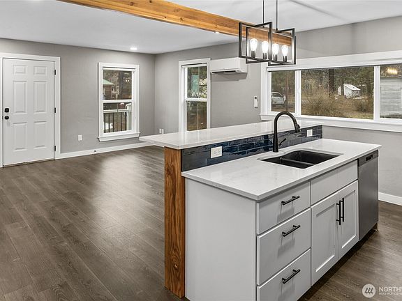 Kitchen with eat in bar!>