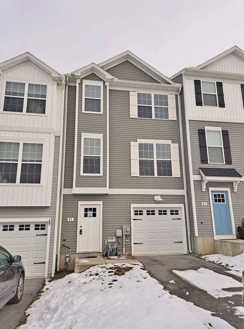3 Bed / 2-1/2 Bath Single Family Town Home w/Attached1 Car Garage — Photo 2
