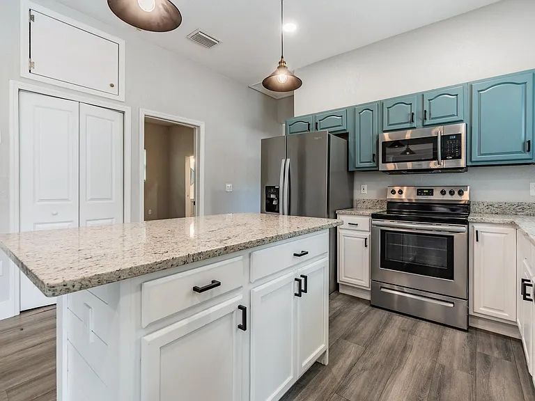 2321 W Green St — Photo 12