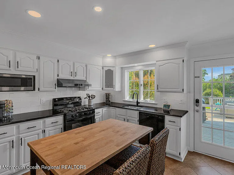 64 Curtis Ave — Photo 23
