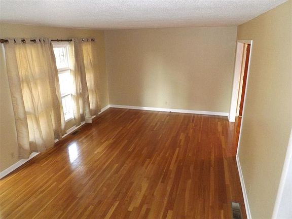 3rd image of 422 Curtis Dr SE