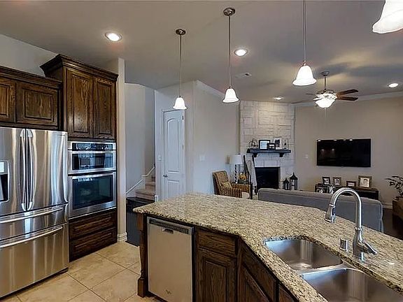4th image of 2537 Roseville Dr