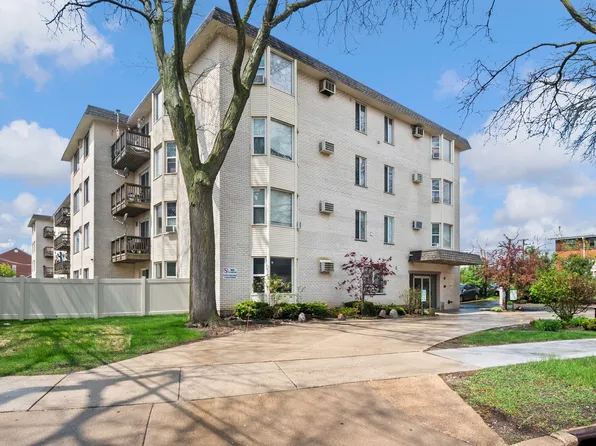 8232 Niles Center Rd APT 208, Skokie, IL 60077