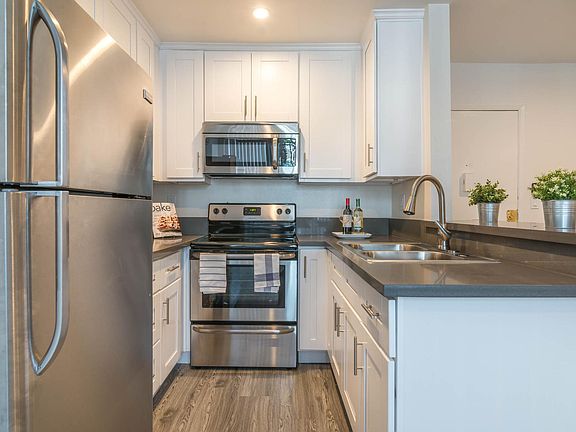 3rd image of 400 S Gramercy Pl