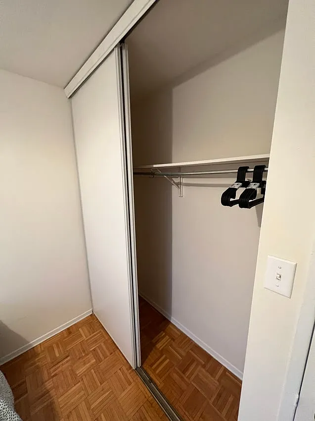 Deluxe Room - Carlton St & Homewood Ave — Photo 4