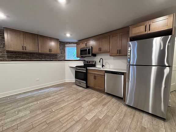 2nd image of 3023 W Ainslie St #G