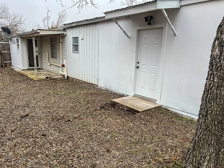 610 Guadalupe St S — Photo 11