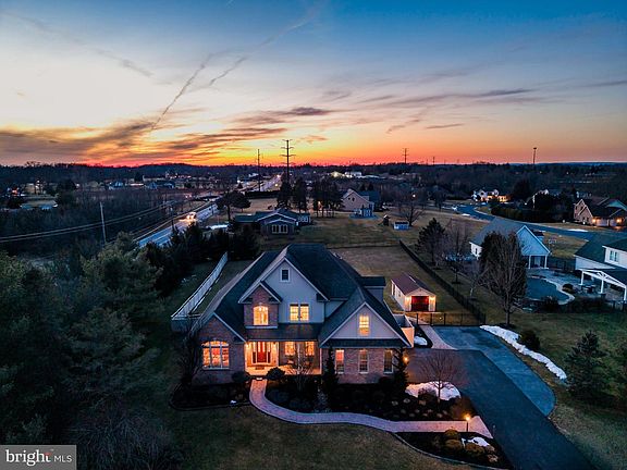 2nd image of 4010 Glenfinnan Pl