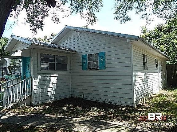 4th image of 1021 Cherry St