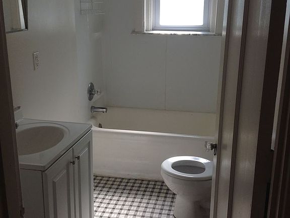 5th image of 523 Oak St APT 305