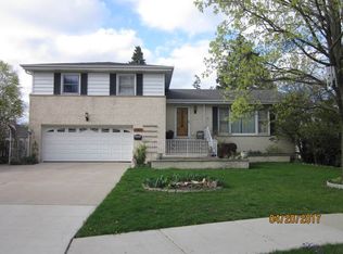 2362 Dewes St, Glenview, IL 60025