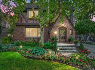 966 Lincoln Rd, Grosse Pointe, MI 48230