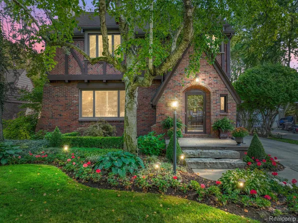 966 Lincoln Rd, Grosse Pointe, MI 48230
