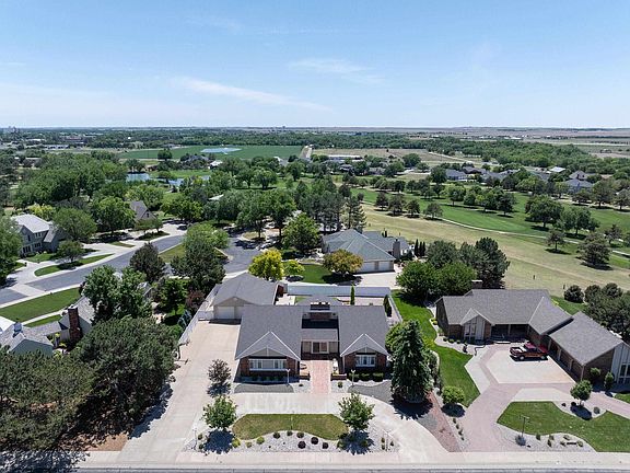 3rd image of 2740 Thunderbird Dr