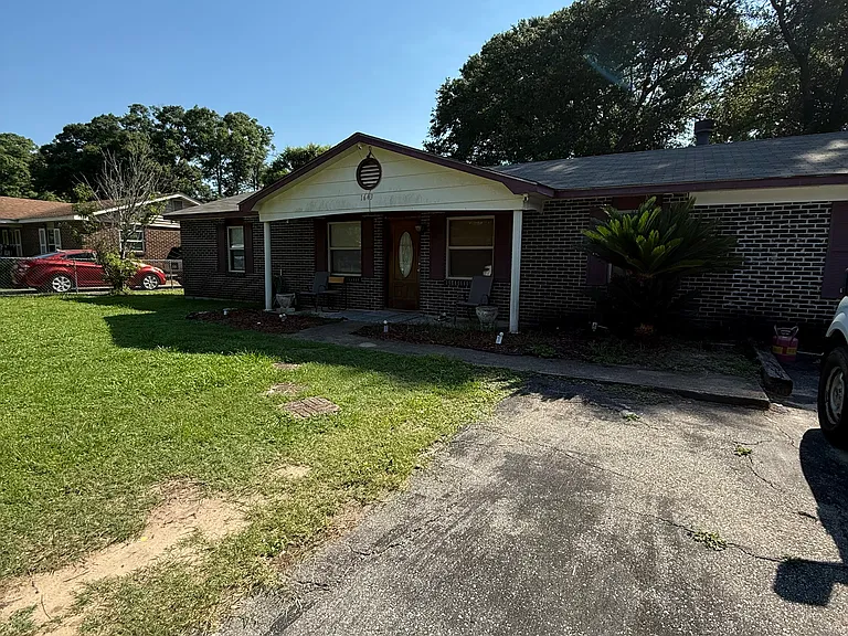 1643 Rochelle St — Photo 2
