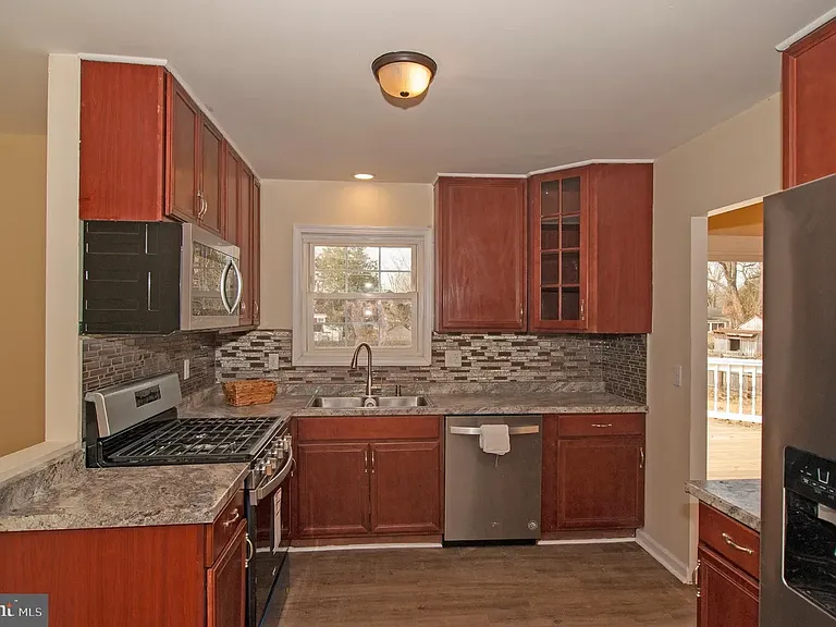 214 N Bradford St — Photo 5