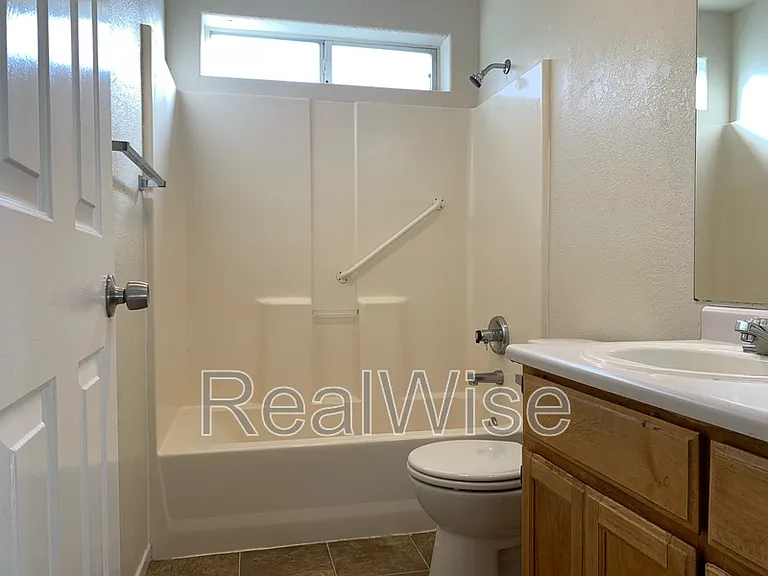 249 SW Rogue River Ave #D — Photo 11