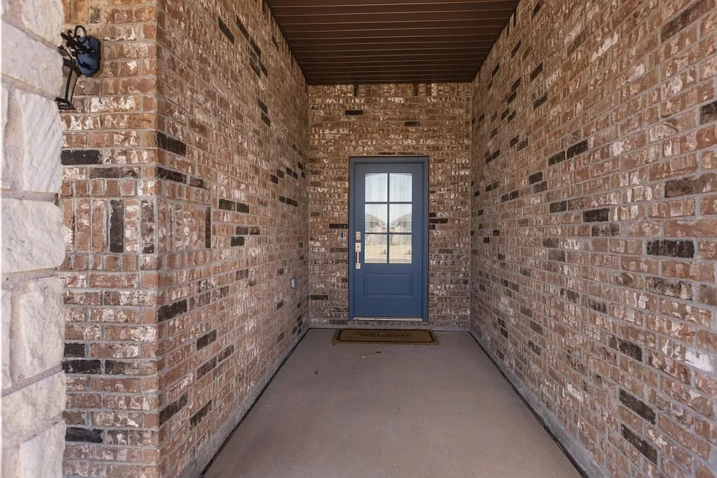 3 bed, 2.0 bath, 2050 sqft, $2,450 — Photo 3