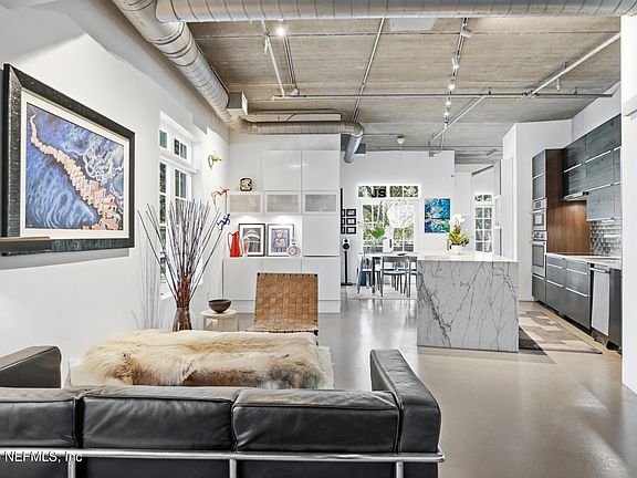 3rd image of 2064 HERSCHEL Street #203