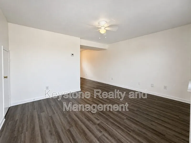 2 bed, 1.0 bath, 975 sqft, $795 — Photo 2