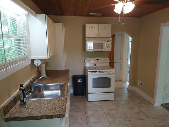2nd image of 914 Rehbehn St