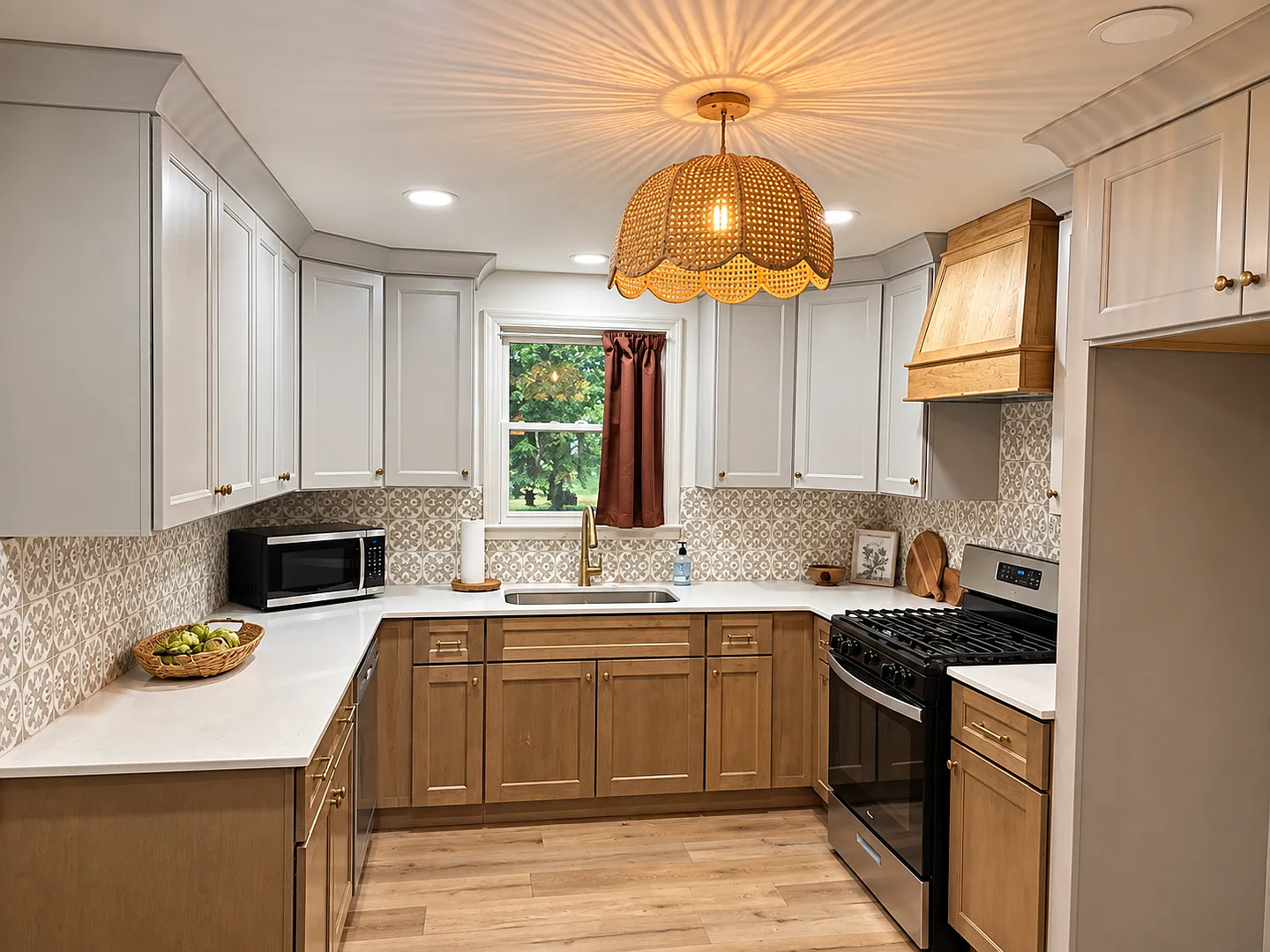 Beautifully Renovated Home with Designer Finishes & Fenced Backyard — Photo 4