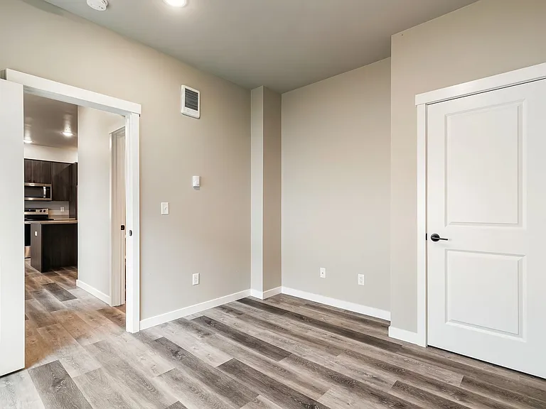 627 E St — Photo 11