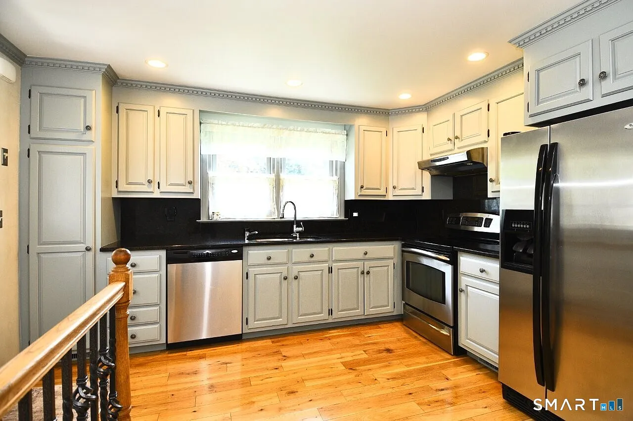 3 bed, 2.0 bath, 1582 sqft, $4,600 — Photo 2