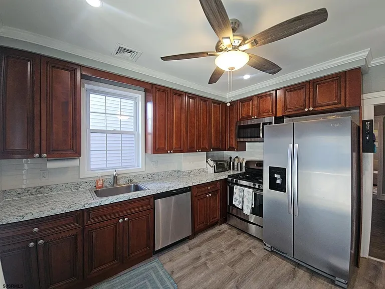 111 N Sacramento Ave — Photo 9