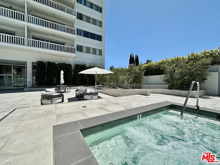 999 N Doheny Dr #406 — Photo 8