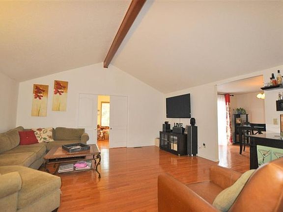 4th image of 535 Oak Hill Cir