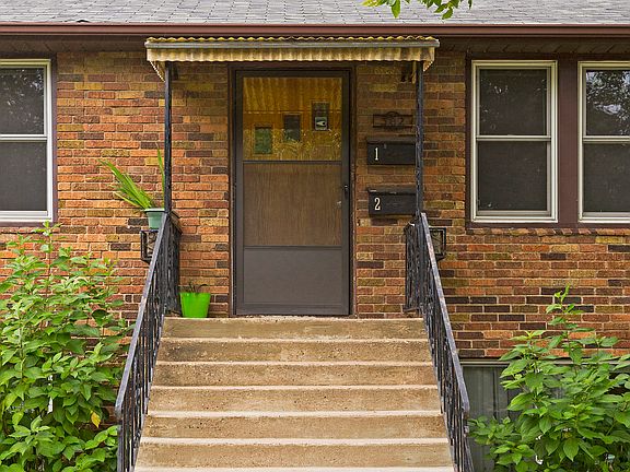 3rd image of 302 12th Ave S
