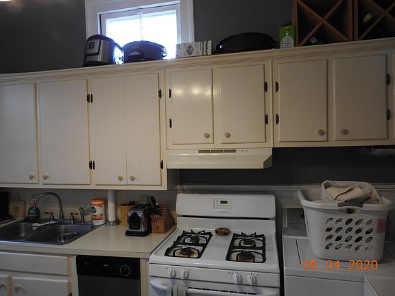 Kitchen Dishwasher & Stove