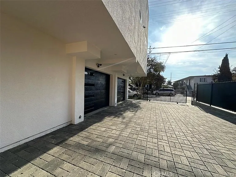 2823 Maple Ave — Photo 2